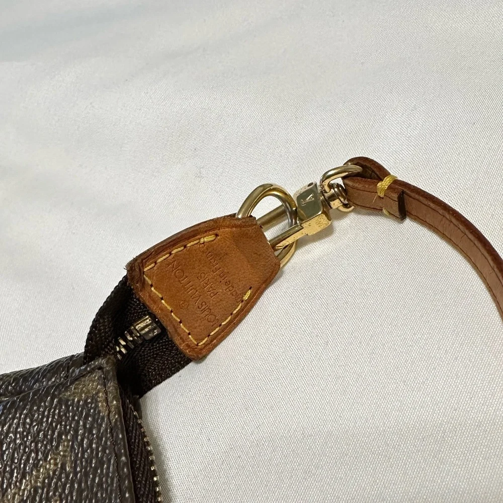 LOUIS VUITTON MONOGRAM CANVAS POCHETTE- Vintage Pre-loved - Authentic with tags - Picture 7 of 12